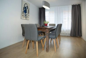 H& Apartments im Herzen der Stadt geräumig ruhig zentral mit Küche und Esstisch